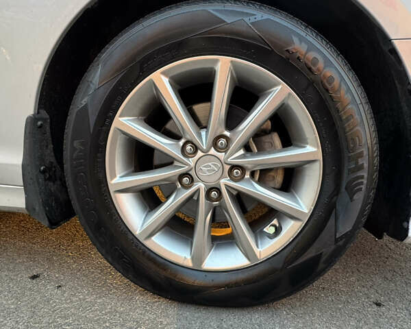 Хендай Соната 2017 в Киеве на Automoto.ua Серый Хендай Соната, объемом двигателя 2 л и пробегом 338 тыс. км за 12700 $, фото 13 на Automoto.ua