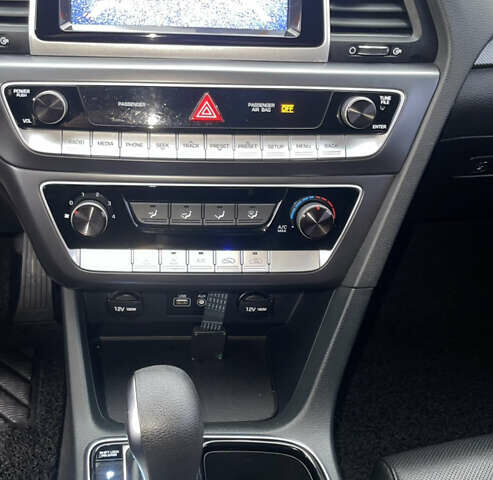 Серый Хендай Соната, объемом двигателя 2 л и пробегом 192 тыс. км за 12900 $, фото 52 на Automoto.ua