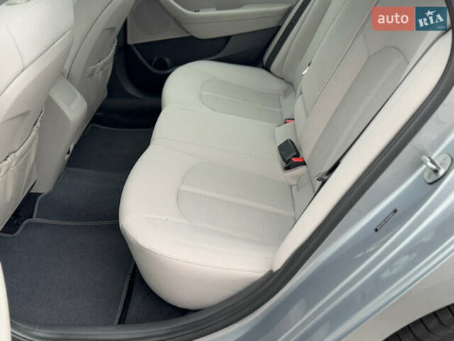 Сірий Хендай Соната, об'ємом двигуна 2.4 л та пробігом 167 тис. км за 8900 $, фото 43 на Automoto.ua