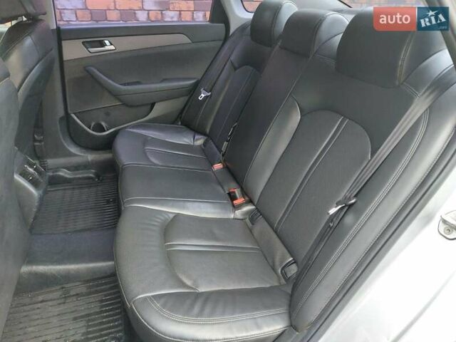 Серый Хендай Соната, объемом двигателя 2 л и пробегом 374 тыс. км за 9300 $, фото 12 на Automoto.ua