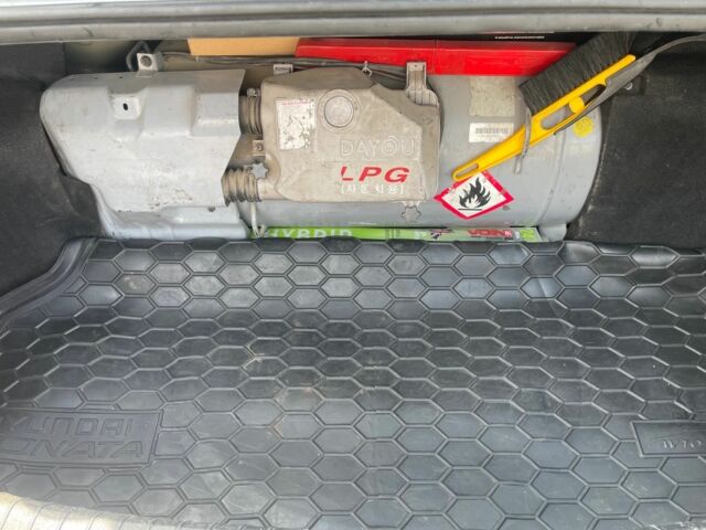 Серый Хендай Соната, объемом двигателя 2 л и пробегом 360 тыс. км за 8450 $, фото 5 на Automoto.ua