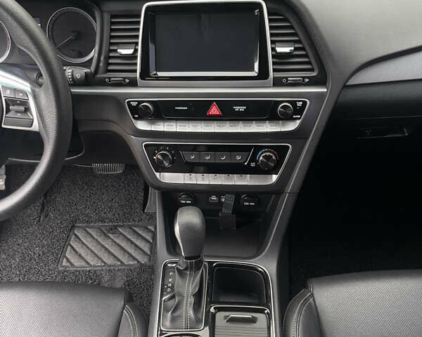 Серый Хендай Соната, объемом двигателя 2 л и пробегом 192 тыс. км за 12900 $, фото 26 на Automoto.ua