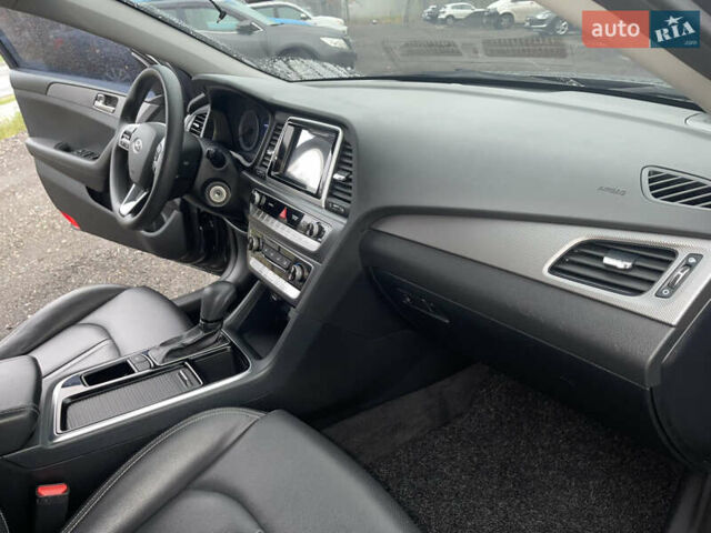 Серый Хендай Соната, объемом двигателя 2 л и пробегом 192 тыс. км за 12900 $, фото 48 на Automoto.ua