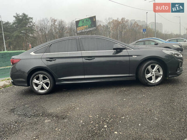 Серый Хендай Соната, объемом двигателя 2 л и пробегом 192 тыс. км за 12900 $, фото 14 на Automoto.ua
