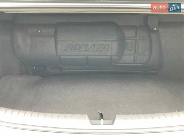 Сірий Хендай Соната, об'ємом двигуна 2 л та пробігом 383 тис. км за 10390 $, фото 10 на Automoto.ua