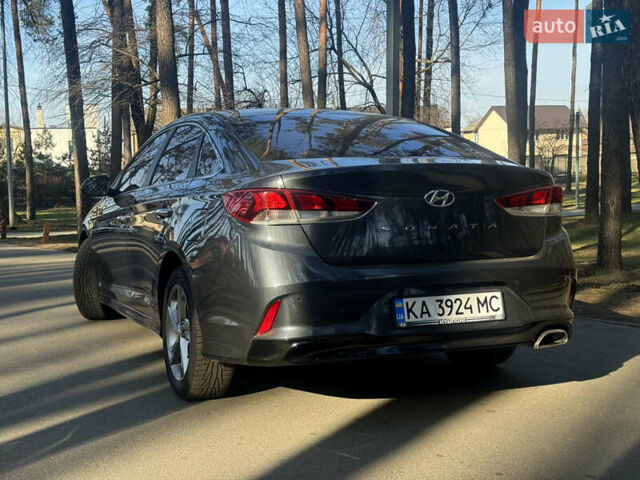 Серый Хендай Соната, объемом двигателя 2 л и пробегом 279 тыс. км за 13600 $, фото 11 на Automoto.ua