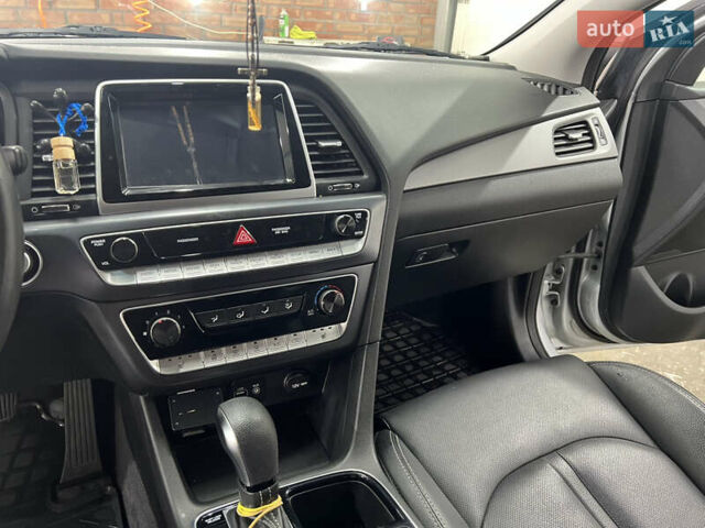 Сірий Хендай Соната, об'ємом двигуна 2 л та пробігом 170 тис. км за 15000 $, фото 17 на Automoto.ua