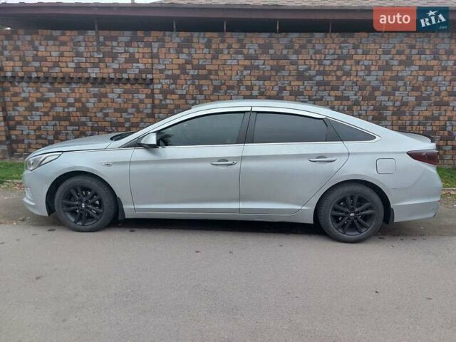 Серый Хендай Соната, объемом двигателя 2 л и пробегом 374 тыс. км за 9300 $, фото 1 на Automoto.ua