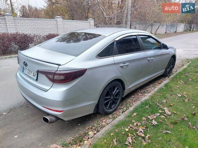Серый Хендай Соната, объемом двигателя 2 л и пробегом 374 тыс. км за 9300 $, фото 4 на Automoto.ua