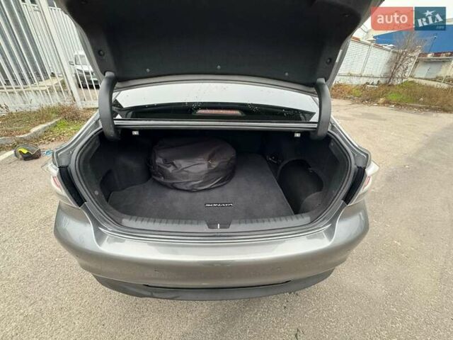 Серый Хендай Соната, объемом двигателя 2 л и пробегом 135 тыс. км за 14950 $, фото 8 на Automoto.ua