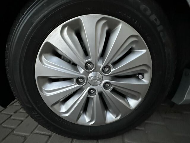 Сірий Хендай Соната, об'ємом двигуна 2 л та пробігом 145 тис. км за 15000 $, фото 4 на Automoto.ua