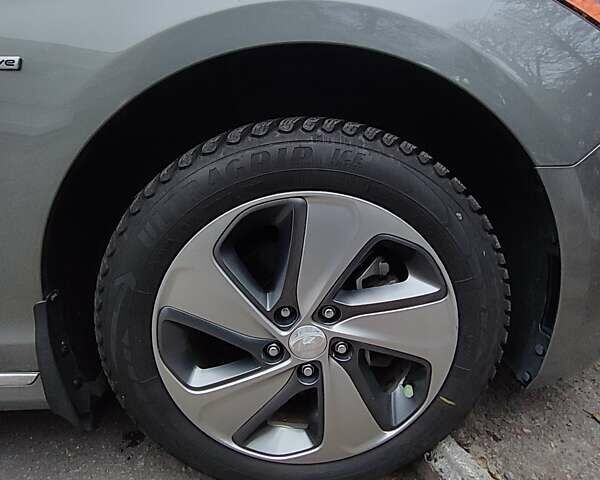 Серый Хендай Соната, объемом двигателя 2 л и пробегом 135 тыс. км за 14950 $, фото 18 на Automoto.ua