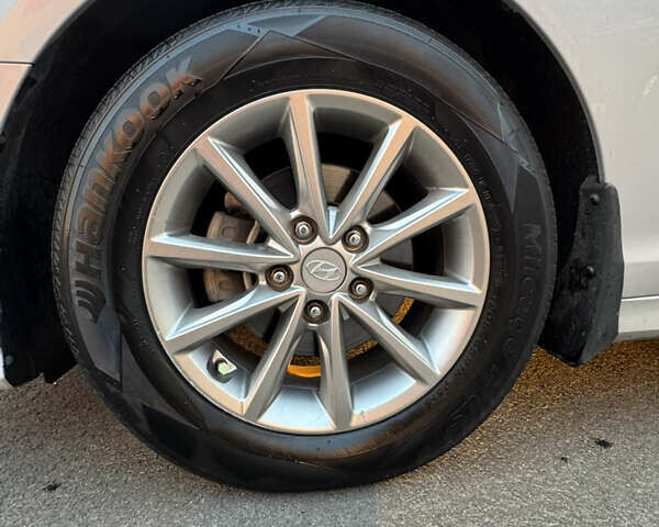 Хендай Соната 2017 в Киеве на Automoto.ua Серый Хендай Соната, объемом двигателя 2 л и пробегом 338 тыс. км за 12700 $, фото 12 на Automoto.ua