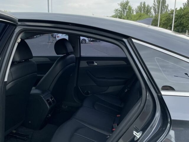 Серый Хендай Соната, объемом двигателя 2 л и пробегом 195 тыс. км за 12200 $, фото 6 на Automoto.ua