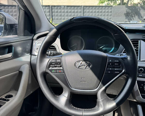 Серый Хендай Соната, объемом двигателя 2.36 л и пробегом 280 тыс. км за 10500 $, фото 16 на Automoto.ua