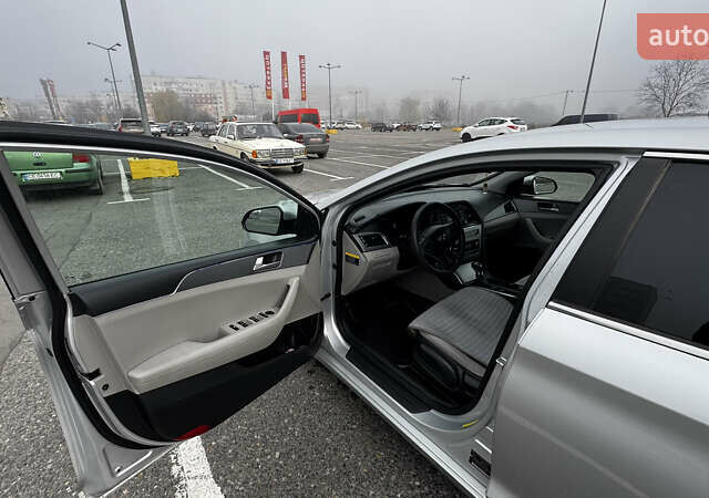 Серый Хендай Соната, объемом двигателя 2.36 л и пробегом 187 тыс. км за 9500 $, фото 15 на Automoto.ua