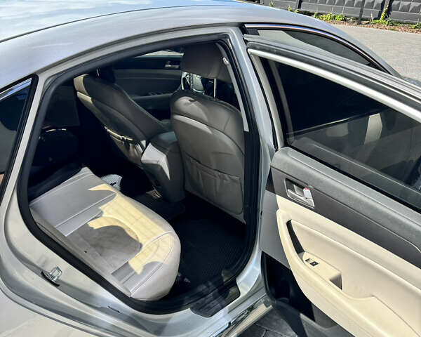 Серый Хендай Соната, объемом двигателя 2.36 л и пробегом 280 тыс. км за 10500 $, фото 6 на Automoto.ua