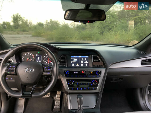 Серый Хендай Соната, объемом двигателя 2 л и пробегом 154 тыс. км за 11200 $, фото 14 на Automoto.ua