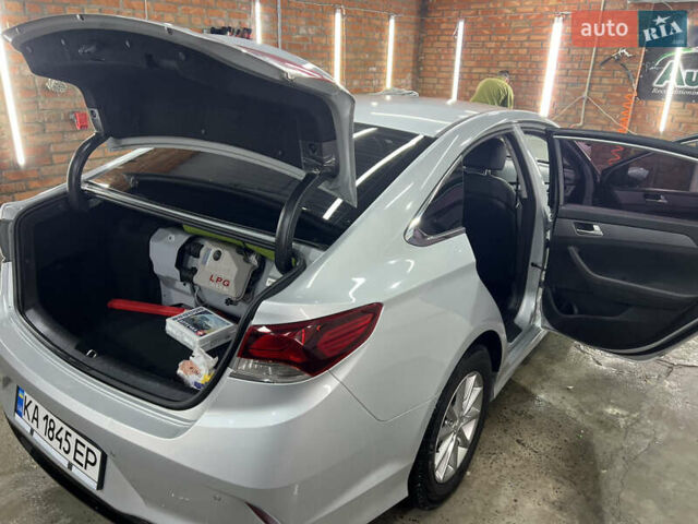 Сірий Хендай Соната, об'ємом двигуна 2 л та пробігом 170 тис. км за 15000 $, фото 9 на Automoto.ua