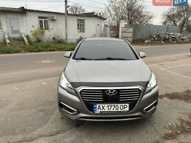 Серый Хендай Соната, объемом двигателя 2 л и пробегом 135 тыс. км за 14950 $, фото 1 на Automoto.ua