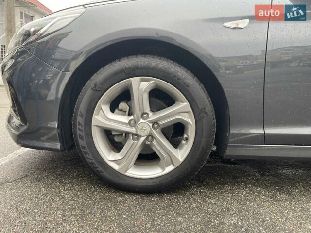 Серый Хендай Соната, объемом двигателя 2 л и пробегом 192 тыс. км за 12900 $, фото 59 на Automoto.ua