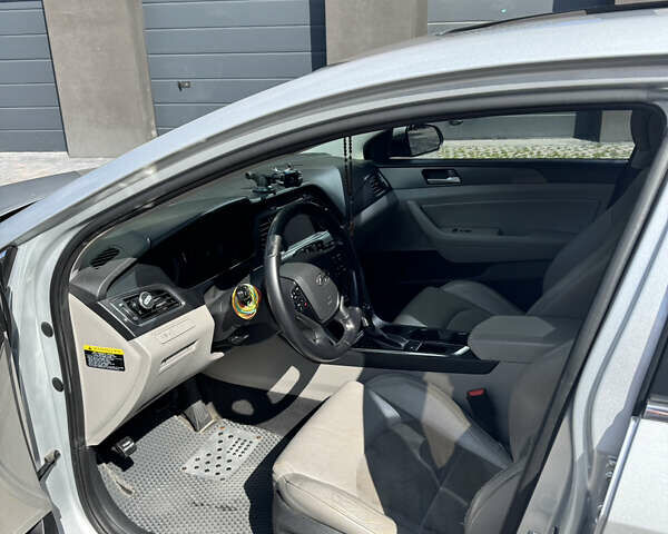 Серый Хендай Соната, объемом двигателя 2.36 л и пробегом 280 тыс. км за 10500 $, фото 9 на Automoto.ua