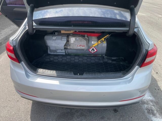 Серый Хендай Соната, объемом двигателя 2 л и пробегом 360 тыс. км за 8450 $, фото 4 на Automoto.ua