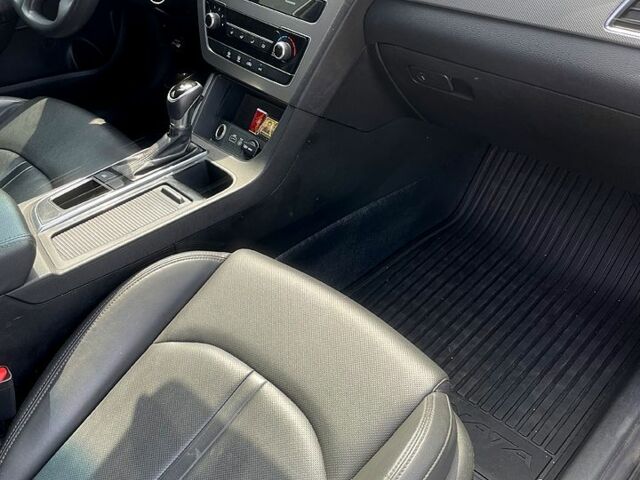 Серый Хендай Соната, объемом двигателя 2 л и пробегом 360 тыс. км за 9770 $, фото 5 на Automoto.ua