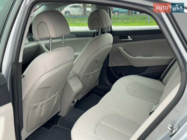 Сірий Хендай Соната, об'ємом двигуна 2.4 л та пробігом 167 тис. км за 8900 $, фото 41 на Automoto.ua
