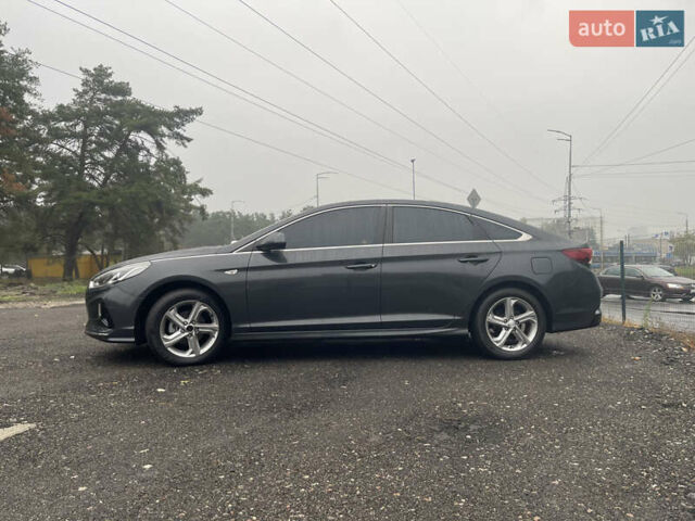 Серый Хендай Соната, объемом двигателя 2 л и пробегом 192 тыс. км за 12900 $, фото 5 на Automoto.ua