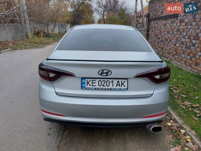 Серый Хендай Соната, объемом двигателя 2 л и пробегом 374 тыс. км за 9300 $, фото 3 на Automoto.ua