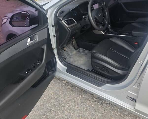 Серый Хендай Соната, объемом двигателя 2 л и пробегом 227 тыс. км за 11500 $, фото 7 на Automoto.ua