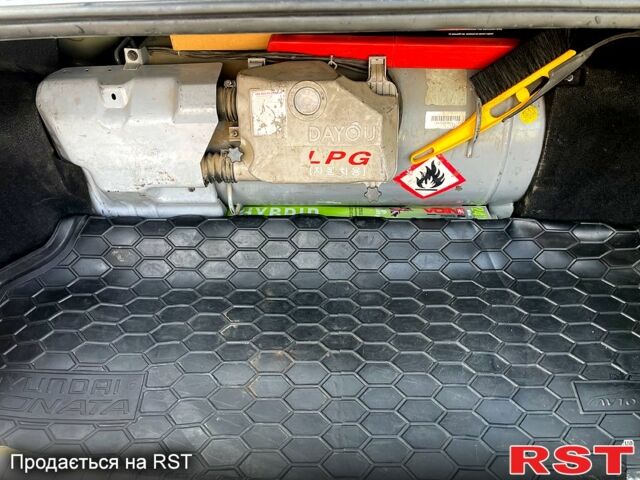 Серый Хендай Соната, объемом двигателя 2 л и пробегом 360 тыс. км за 9770 $, фото 3 на Automoto.ua