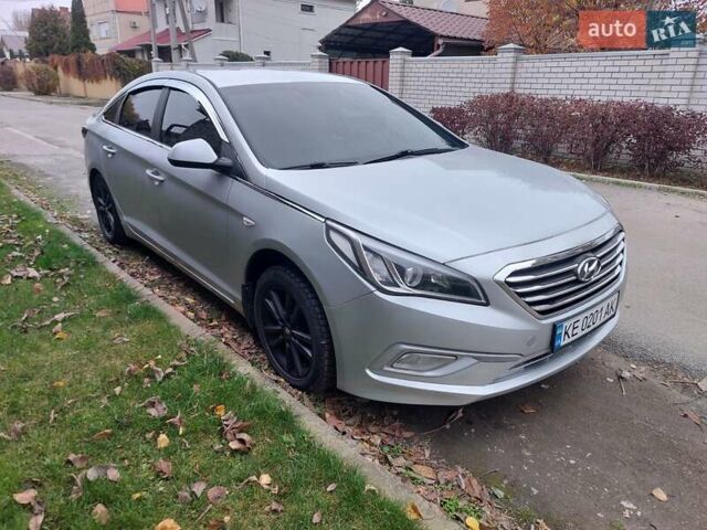 Серый Хендай Соната, объемом двигателя 2 л и пробегом 374 тыс. км за 9300 $, фото 5 на Automoto.ua