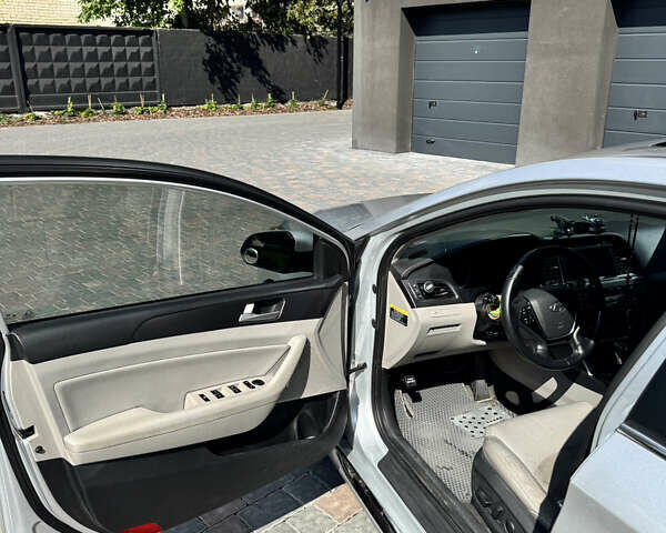 Серый Хендай Соната, объемом двигателя 2.36 л и пробегом 280 тыс. км за 10500 $, фото 8 на Automoto.ua