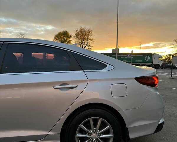 Хендай Соната 2017 в Киеве на Automoto.ua Серый Хендай Соната, объемом двигателя 2 л и пробегом 338 тыс. км за 12700 $, фото 3 на Automoto.ua