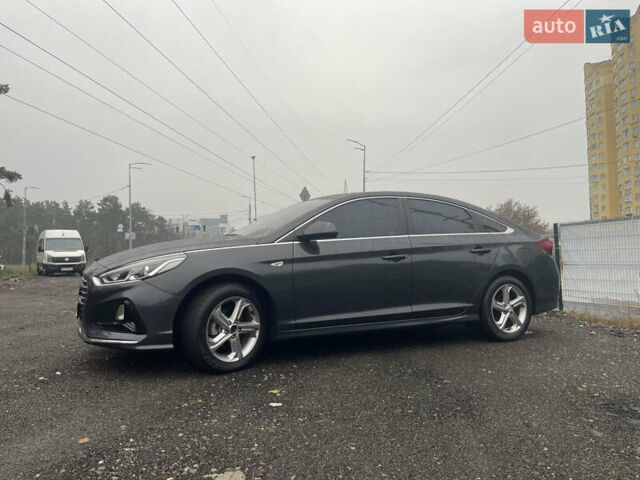 Серый Хендай Соната, объемом двигателя 2 л и пробегом 192 тыс. км за 12900 $, фото 4 на Automoto.ua