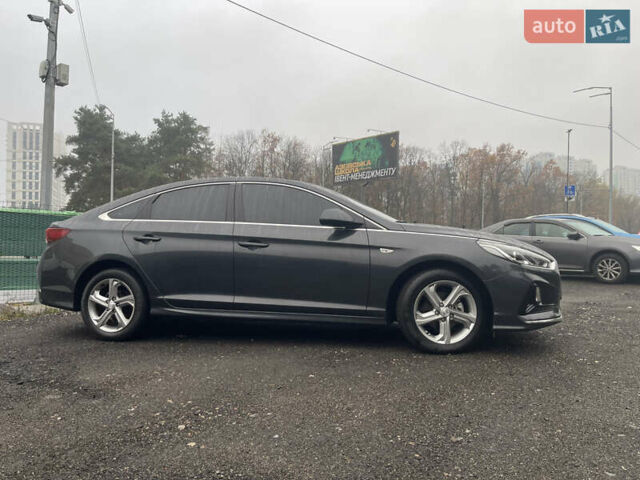 Серый Хендай Соната, объемом двигателя 2 л и пробегом 192 тыс. км за 12900 $, фото 13 на Automoto.ua