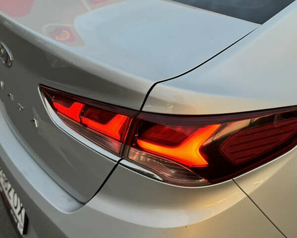 Хендай Соната 2017 в Киеве на Automoto.ua Серый Хендай Соната, объемом двигателя 2 л и пробегом 338 тыс. км за 12700 $, фото 9 на Automoto.ua