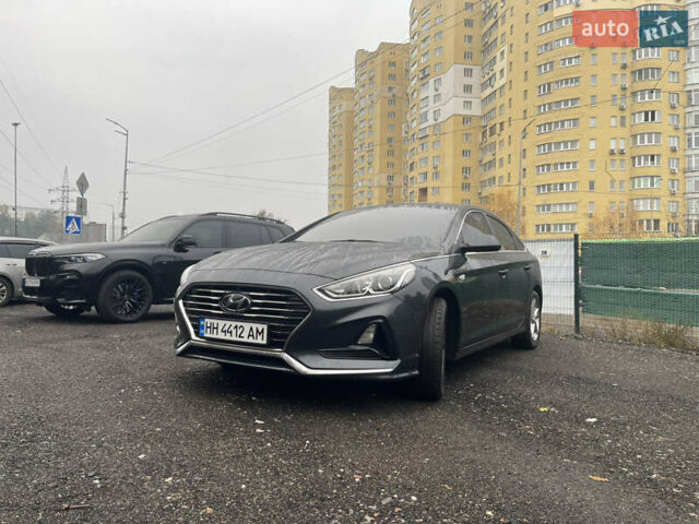 Серый Хендай Соната, объемом двигателя 2 л и пробегом 192 тыс. км за 12900 $, фото 2 на Automoto.ua