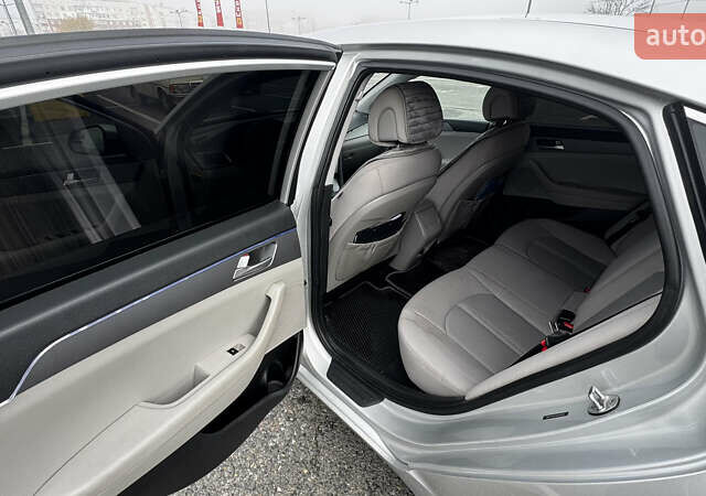 Серый Хендай Соната, объемом двигателя 2.36 л и пробегом 187 тыс. км за 9500 $, фото 14 на Automoto.ua