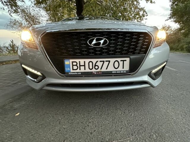 Сірий Хендай Соната, об'ємом двигуна 2 л та пробігом 145 тис. км за 15000 $, фото 1 на Automoto.ua