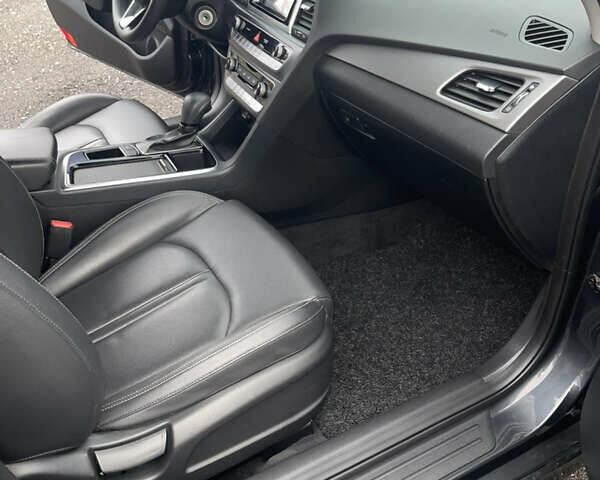 Серый Хендай Соната, объемом двигателя 2 л и пробегом 192 тыс. км за 12900 $, фото 45 на Automoto.ua