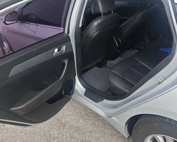 Серый Хендай Соната, объемом двигателя 2 л и пробегом 227 тыс. км за 11500 $, фото 8 на Automoto.ua