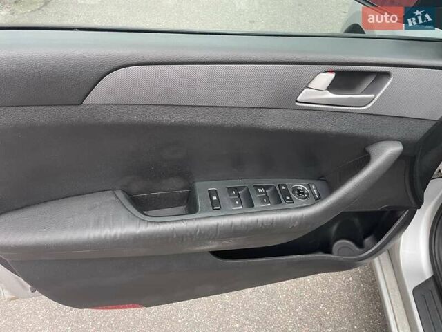 Серый Хендай Соната, объемом двигателя 2 л и пробегом 360 тыс. км за 8399 $, фото 12 на Automoto.ua