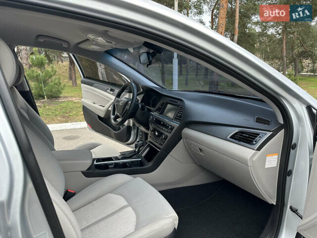 Сірий Хендай Соната, об'ємом двигуна 2 л та пробігом 151 тис. км за 13800 $, фото 37 на Automoto.ua