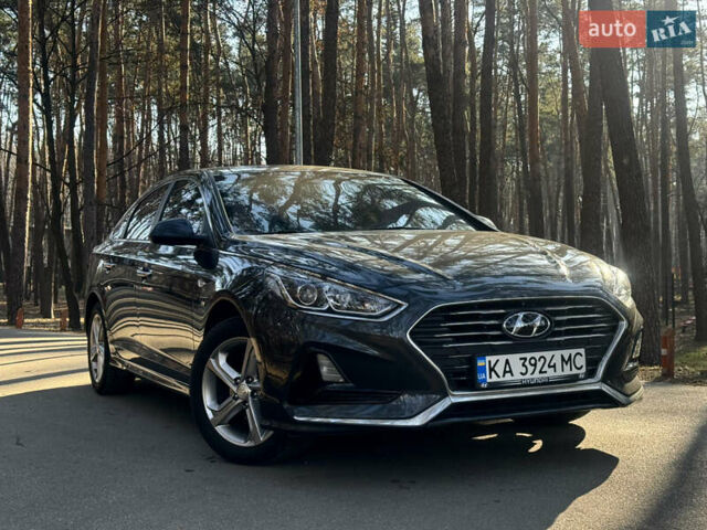 Серый Хендай Соната, объемом двигателя 2 л и пробегом 279 тыс. км за 13600 $, фото 1 на Automoto.ua