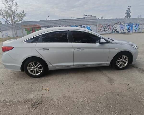 Серый Хендай Соната, объемом двигателя 2 л и пробегом 227 тыс. км за 11500 $, фото 4 на Automoto.ua