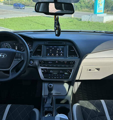 Сірий Хендай Соната, об'ємом двигуна 2 л та пробігом 75 тис. км за 15200 $, фото 12 на Automoto.ua