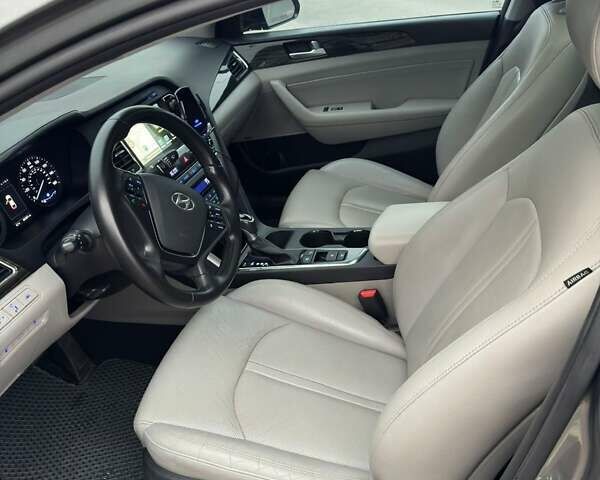 Серый Хендай Соната, объемом двигателя 2 л и пробегом 135 тыс. км за 14950 $, фото 12 на Automoto.ua